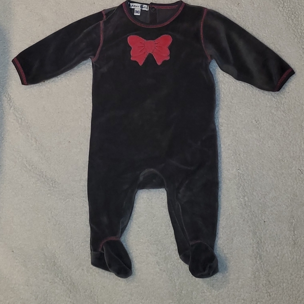 Sippy's babes one piece sleeper. Back button flap!